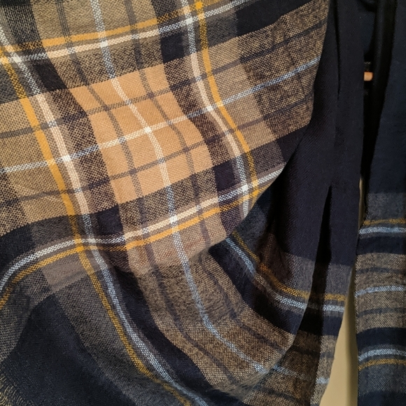 Large Navy and Gold Plaid Blanket Scarf NWOT - Picture 3 of 7
